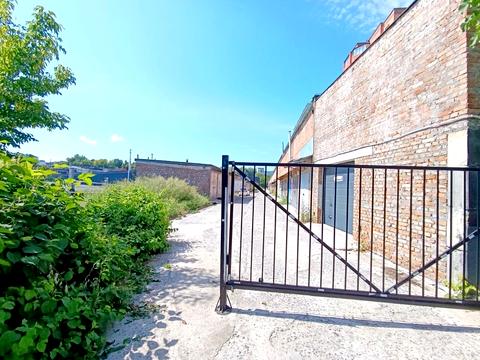 паркомісце за адресою Будівельників вул., 1