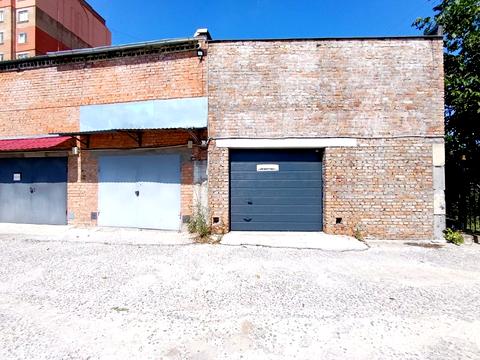 паркомісце за адресою Будівельників вул., 1