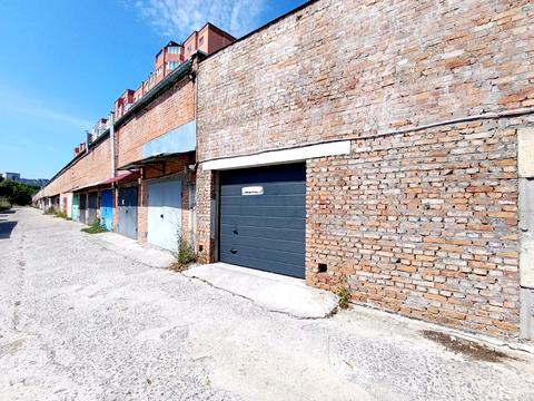 паркомісце за адресою Будівельників вул., 1