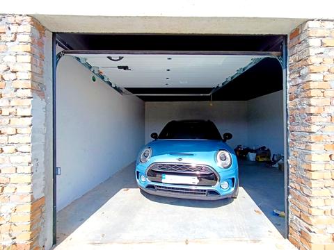 паркомісце за адресою Будівельників вул., 1