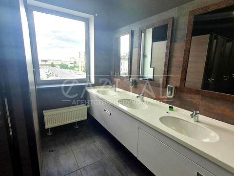 комерційна за адресою Вадима Гетьмана вул., 30