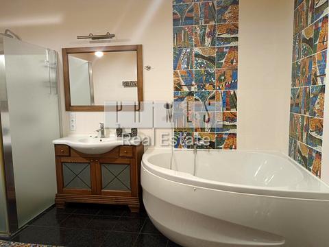 будинок за адресою Вишнева вул.