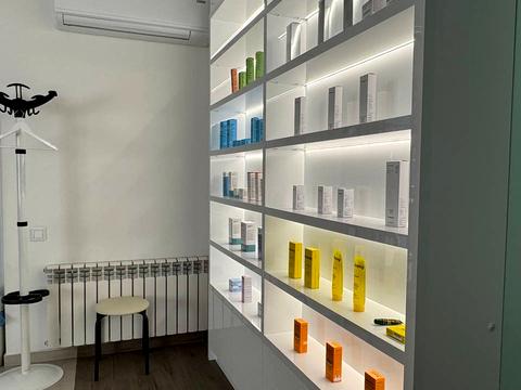 комерційна за адресою Пластова вул. (Остафова), 3