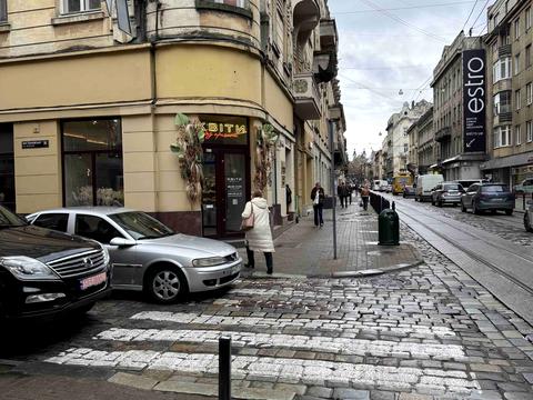 комерційна за адресою Гетьмана Петра Дорошенка вул. (), 13