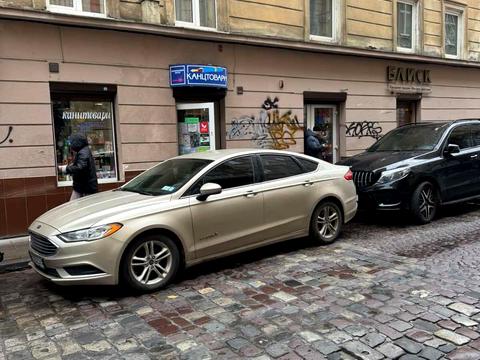 комерційна за адресою Гетьмана Петра Дорошенка вул. (), 13