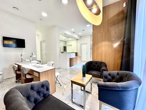 комерційна за адресою Дніпровська набережна вул., 14-А