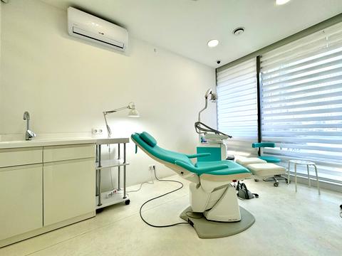 комерційна за адресою Дніпровська набережна вул., 14-А