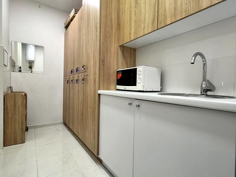 комерційна за адресою Дніпровська набережна вул., 14-А