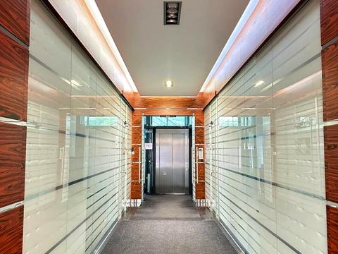 комерційна за адресою Редутна вул., 60