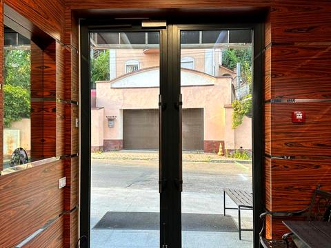 комерційна за адресою Редутна вул., 60