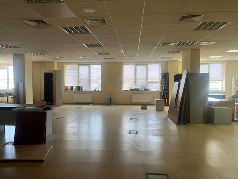 комерційна за адресою Паркова вул., 1