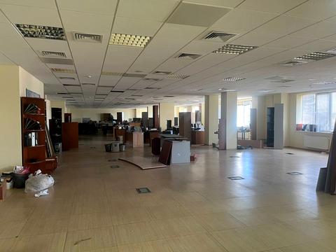 комерційна за адресою Паркова вул., 1