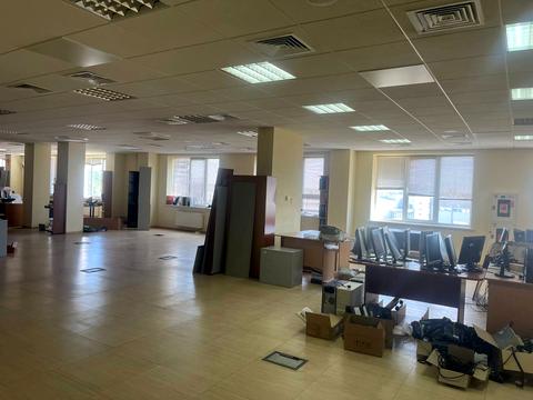 комерційна за адресою Паркова вул., 1