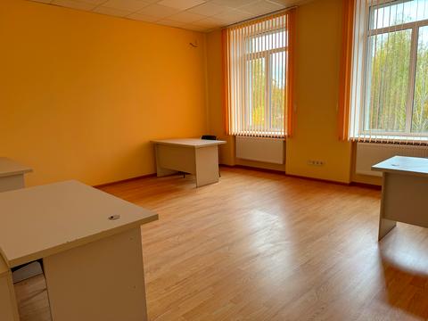 комерційна за адресою Квітнева вул., 24