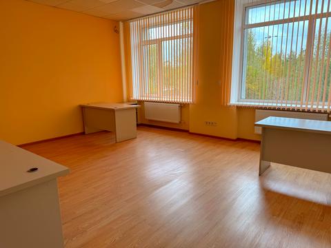 комерційна за адресою Квітнева вул., 24