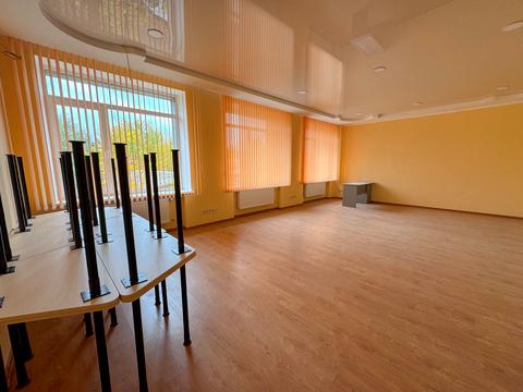 комерційна за адресою Квітнева вул., 24