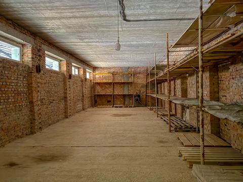 комерційна за адресою Квітнева вул., 24