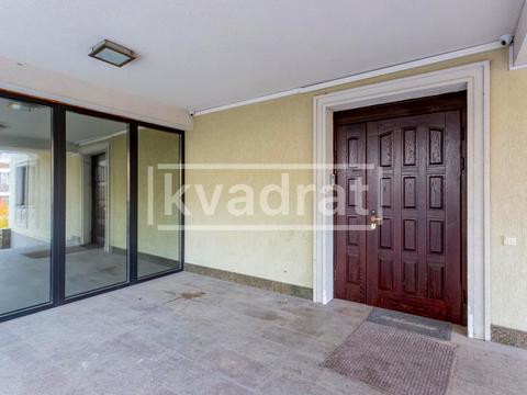 комерційна за адресою Редутна вул., 10