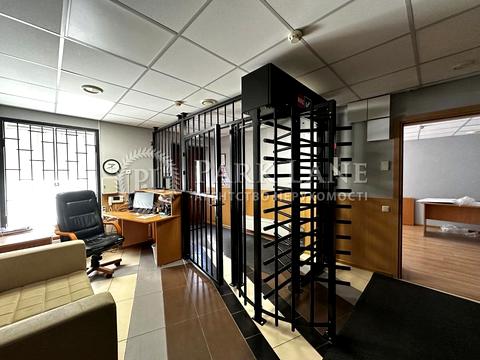 комерційна за адресою Воздвиженська вул., 43