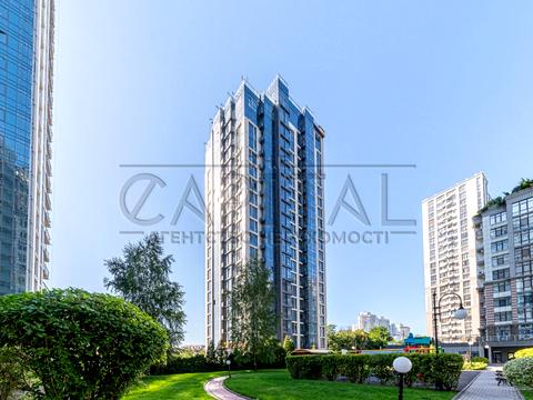 паркомісце за адресою Андрія Верхогляда вул. (Михайла Драгомирова), 5