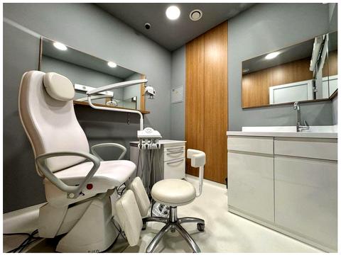 комерційна за адресою Дніпровська набережна вул., 14