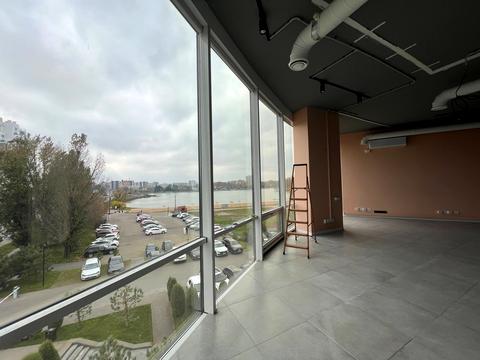 комерційна за адресою Степана Бандери вул., 1