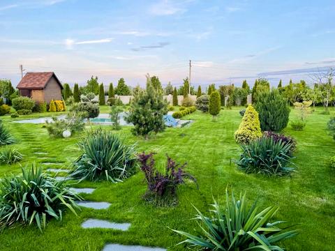 дом по адресу с. Безугловка, Набережная ул., 1