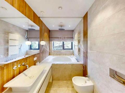 будинок за адресою Набережна вул.