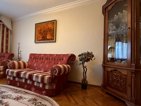 будинок за адресою Красильникова вул., 1