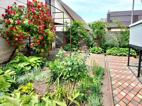 будинок за адресою Красильникова вул., 1