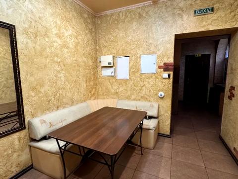 комерційна за адресою Макарова вул. (Більшовицька), 18