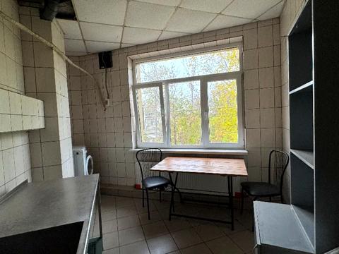 комерційна за адресою Макарова вул. (Більшовицька), 18