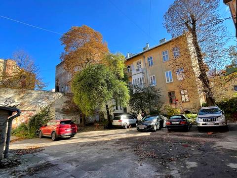 коммерческая по адресу Гетьмана Дорошенко ул. (Жовтневая), 30