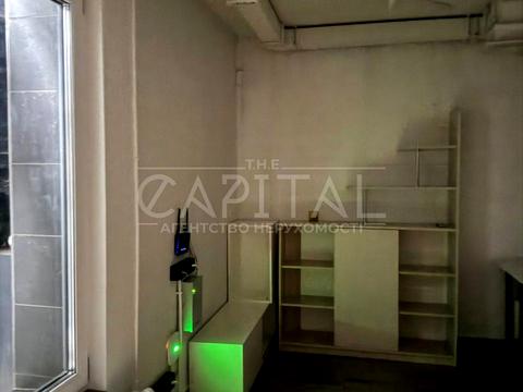 комерційна за адресою Дніпровська набережна вул., 18-А