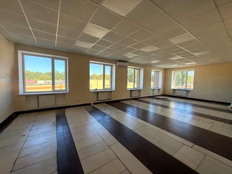 комерційна за адресою Будівельників вул., 43