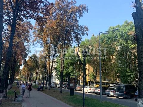 комерційна за адресою Інститутська вул., 22/7