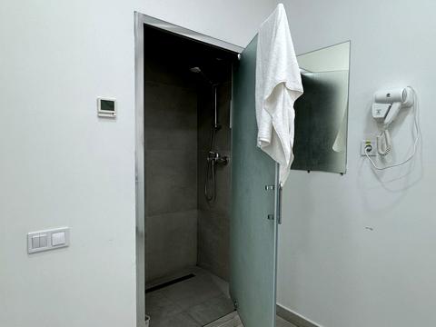 комерційна за адресою Пластова вул. (Остафова), 3