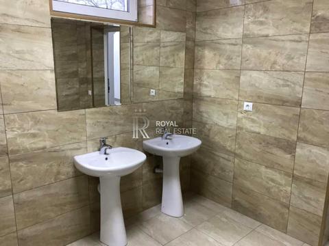 комерційна за адресою Лауреатська вул., 8