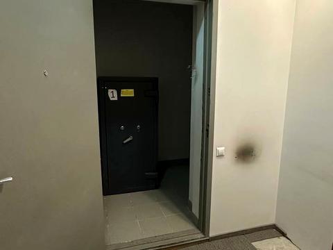 комерційна за адресою Дмитра Яворницького просп. (Карла Маркса), 27