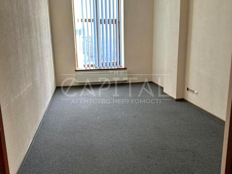 комерційна за адресою Празька вул., 6