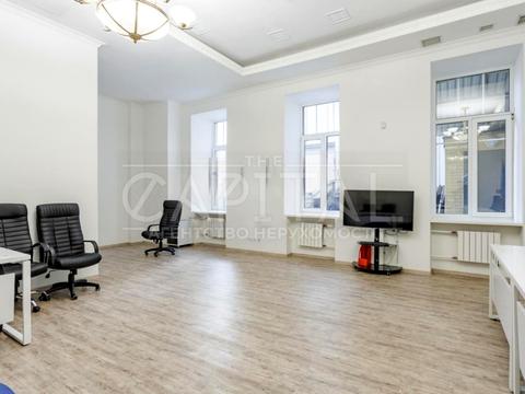 комерційна за адресою Контрактова пл., 10-А