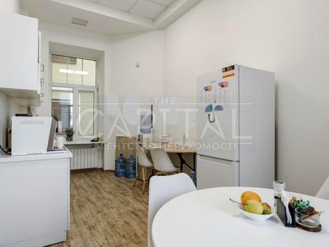 комерційна за адресою Контрактова пл., 10-А