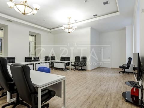 комерційна за адресою Контрактова пл., 10-А