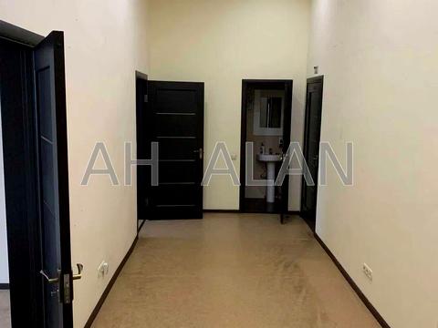 комерційна за адресою Хрещатик вул. (Kreschatic), 8