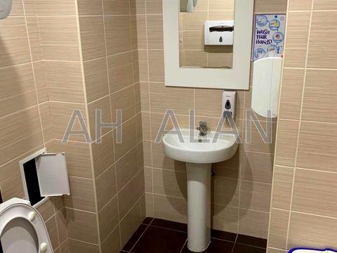 комерційна за адресою Хрещатик вул. (Kreschatic), 8