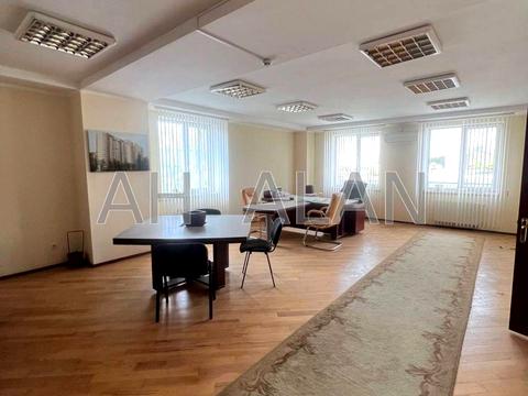 комерційна за адресою Бориспільська вул., 19Д