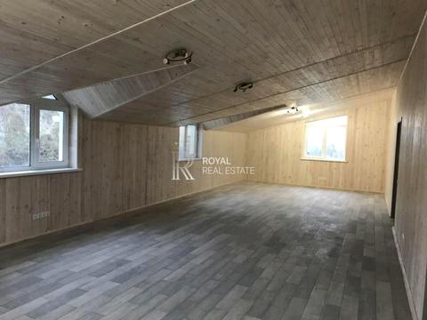 комерційна за адресою Лауреатська вул., 8