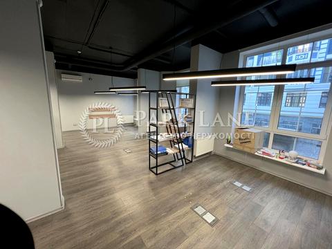 комерційна за адресою Дегтярна вул., 8