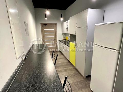 комерційна за адресою Дегтярна вул., 8