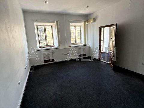 комерційна за адресою Саксаганського вул., 52